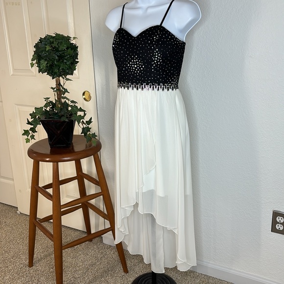 City Triangles Homecoming Prom Dress | Blk/Wht | Size 5 - Picture 4 of 14